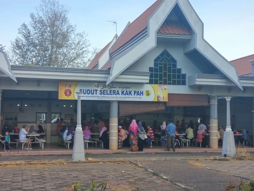 Where to Eat in Kuala Terengganu Like a Local-Kak Pah Nasi Dagang