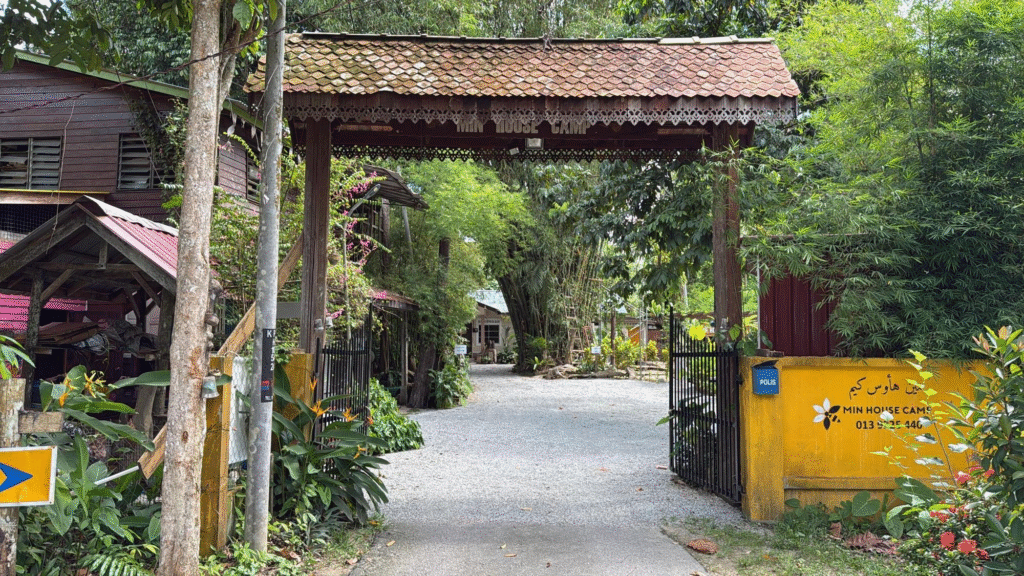 Pantai Cahaya Bulan-Min House Camp